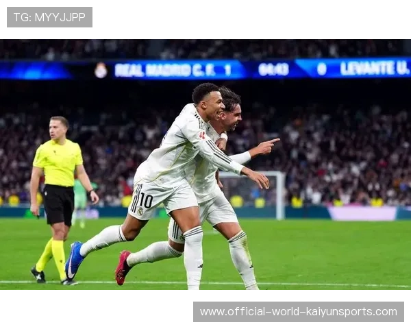 姆巴佩伯纳乌单骑闯关，禁区内面对三人合围挑射得手